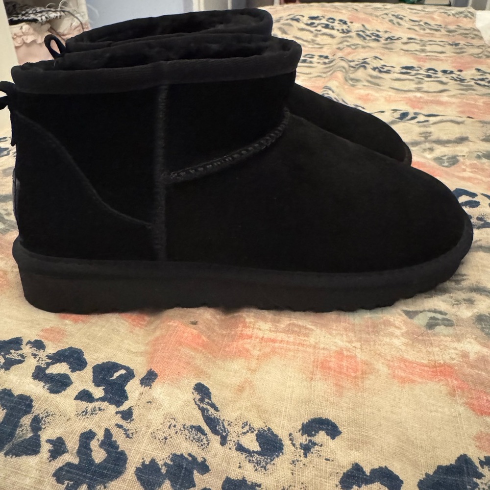 black ultra mini uggs